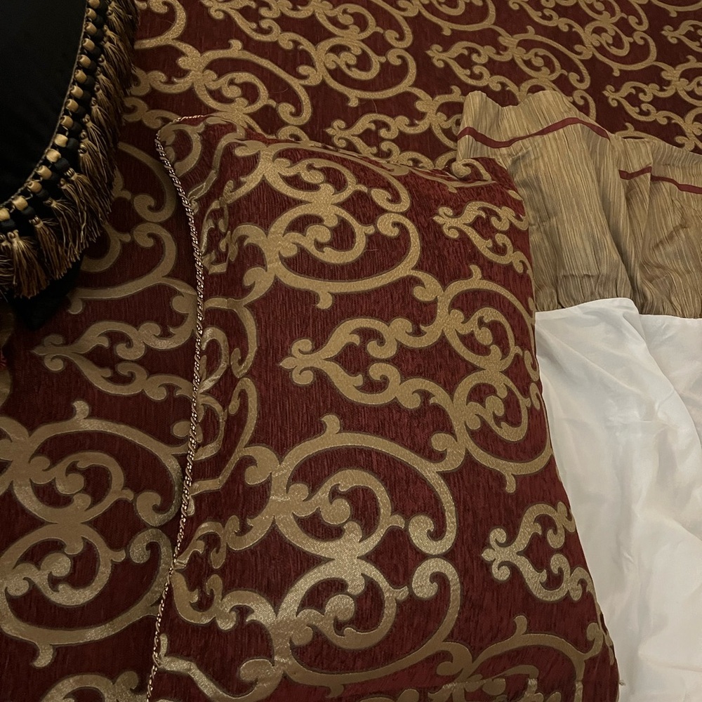 Queen size comforter set